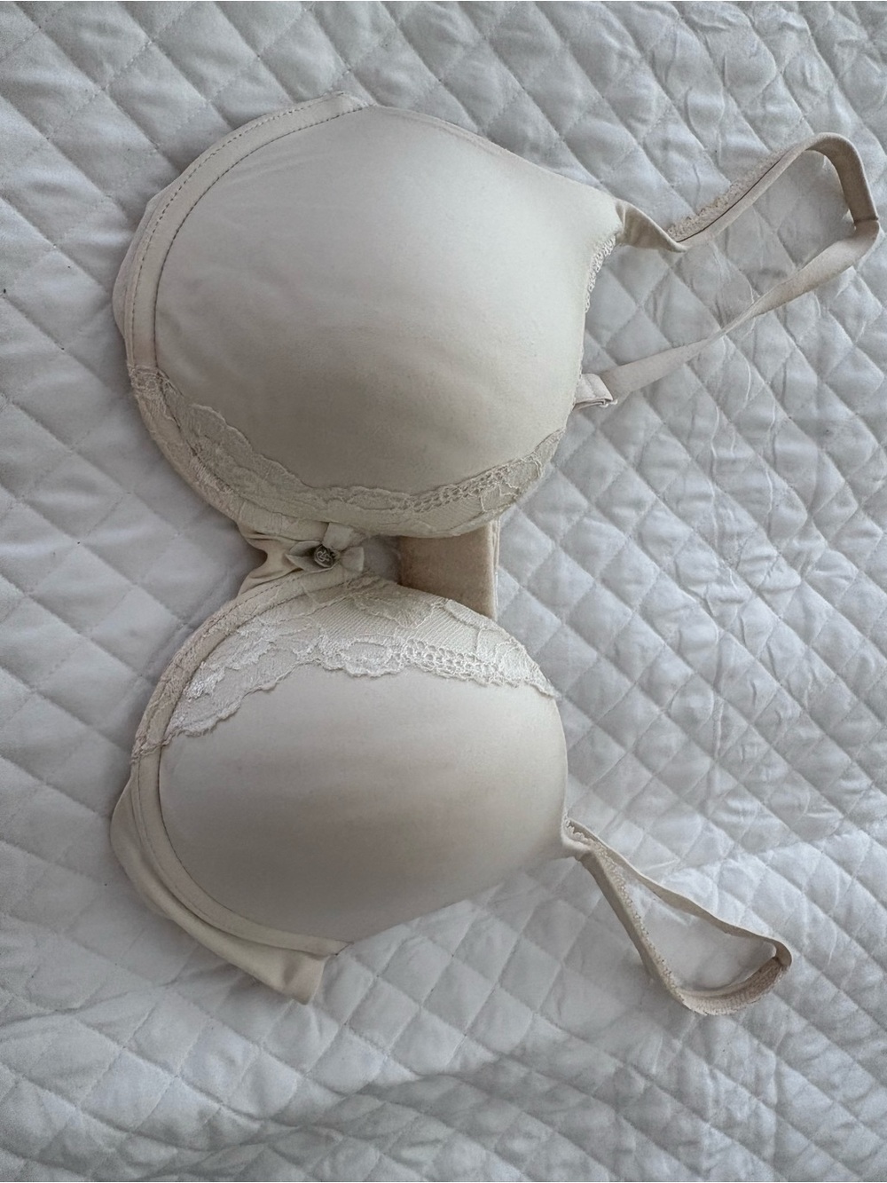Victoria’s Secret Everyday Lace Trim Light Cream white T-Shirt Bra
